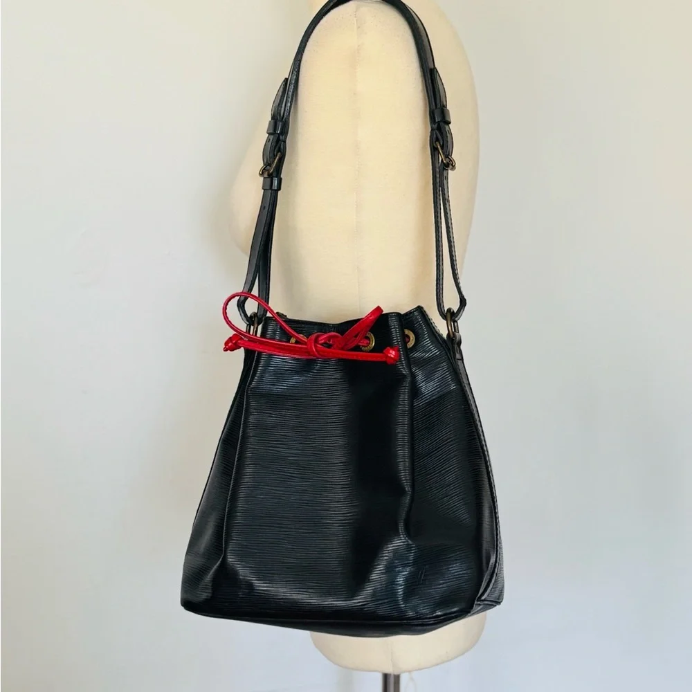 Authentic Louis Vuitton Black epi leather Noe bucket bag